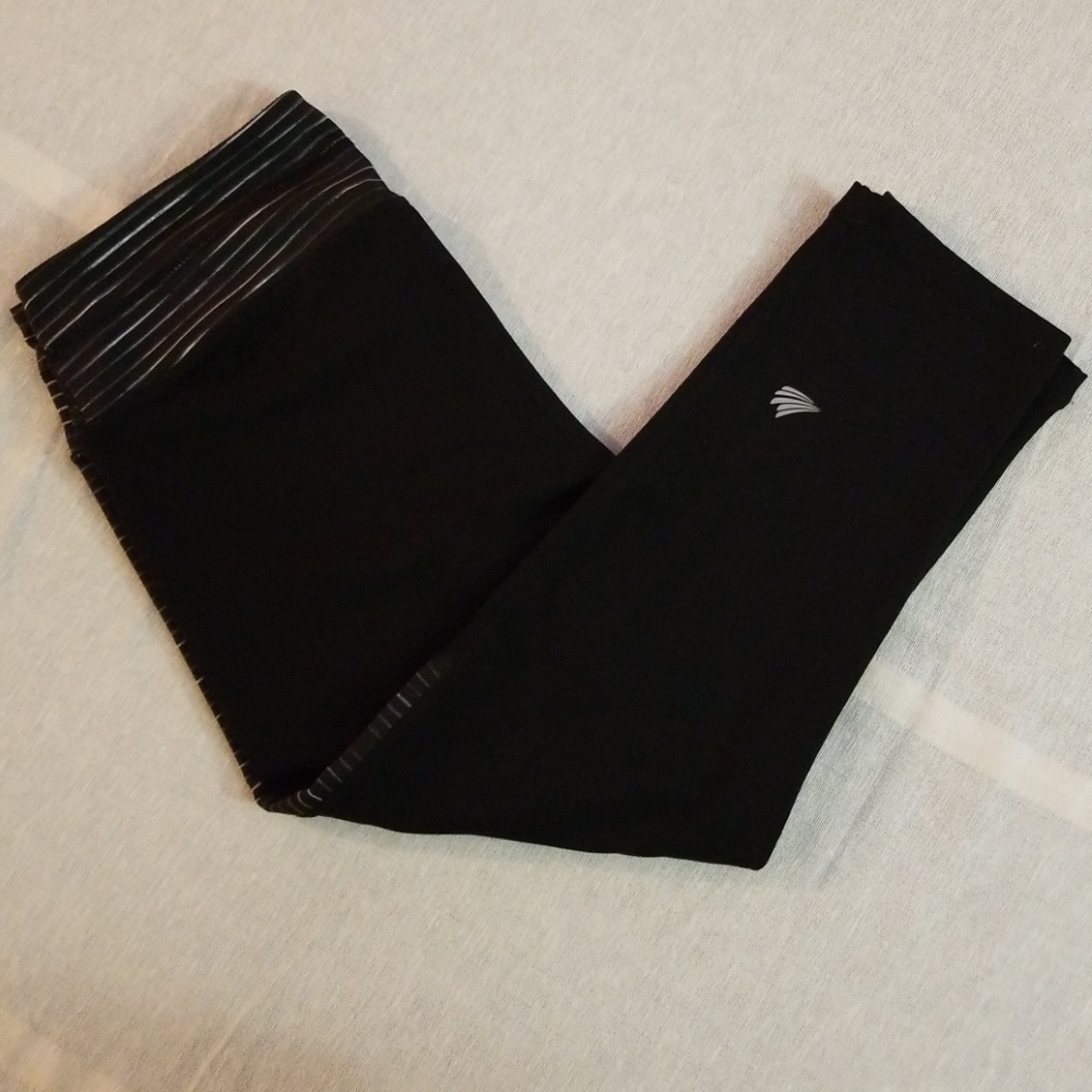 Free2B Black/Gray Pattened Inserts Crop Leggings - Medium